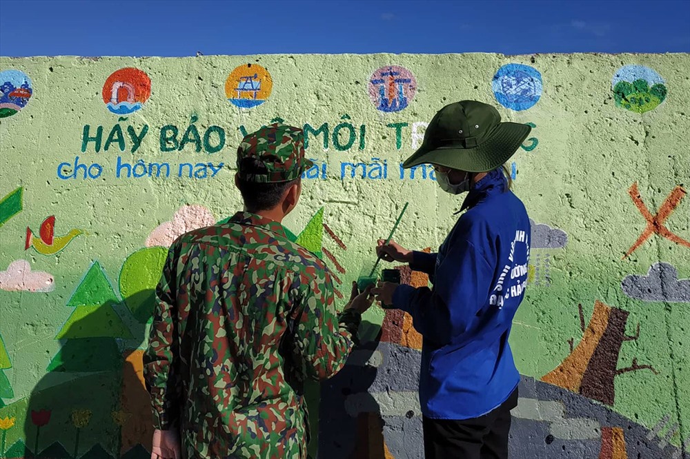 Quá trình vẽ tranh rất vất vả nên nhóm luôn nhận được sự giúp đỡ tận tình từ các chiến sĩ đang làm nhiệm vụ trên đảo.
