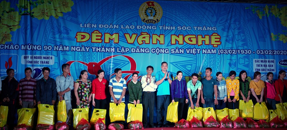 Gần 2.000 phần quà, trị giá trên 1 tỉ đồng đến với công nhân Sóc Trăng (ảnh Nhật Hồ)