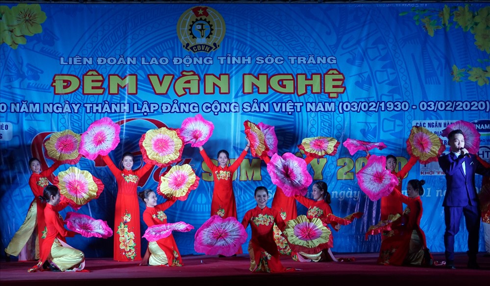 Những tiết mục ca mua mừng Đảng, mừng xuân thu hút khá đông công nhân đến xem (ảnh Nhật Hồ)