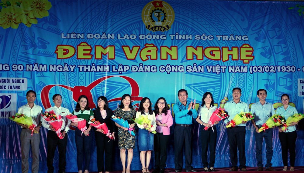 2.000 phần quà trị giá gần 1 tỉ đồng đến với công nhân tỉnh Sóc Trăng (ảnh Nhật Hồ)