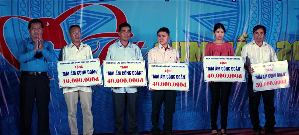 Trao Mái ấm công đoàn cho 5 đoàn viên có hoàn cảnh khó khăn về nhà ở (ảnh Nhật Hồ)