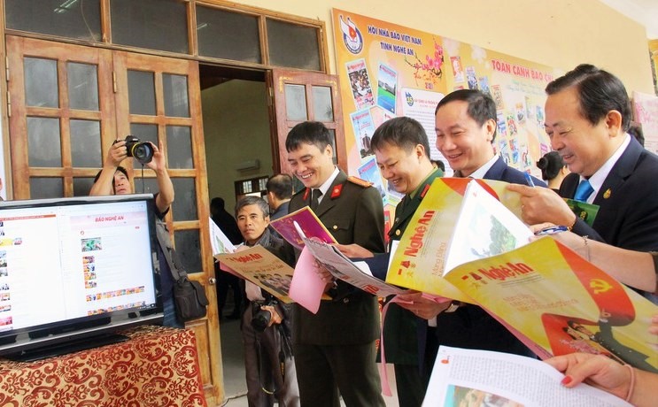 Ban Tổ chức Hội báo Xuân chấm gian hàng trưng bày báo Xuân. Ảnh: Thanh Quỳnh