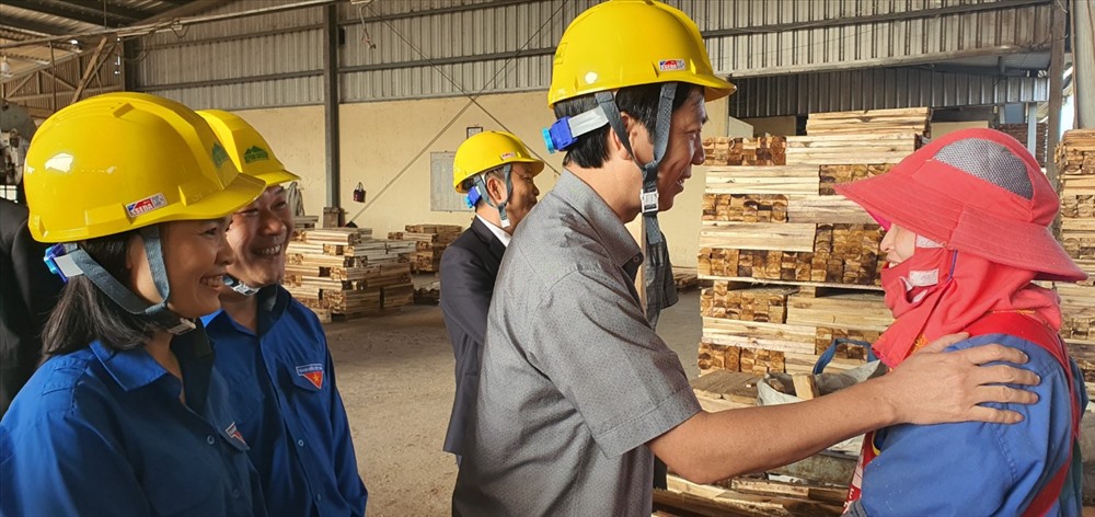 Ông Hoàng Nam - Phó Chủ tịch UBND tỉnh Quảng Trị thăm hỏi, động viên người lao động. Ảnh: MT.
