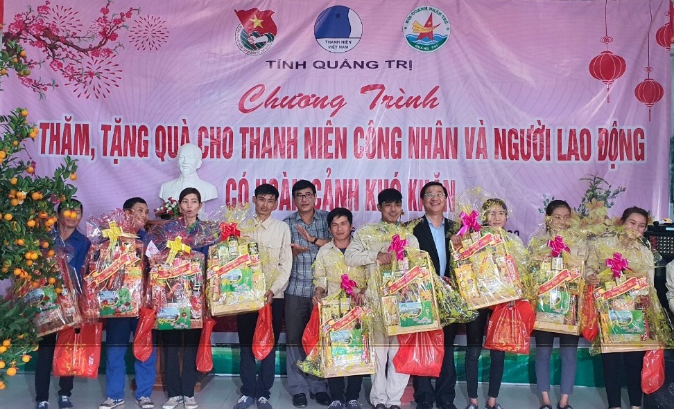 Hàng trăm suất quà tặng cho thanh niên công nhân và người lao động. Ảnh: MT.