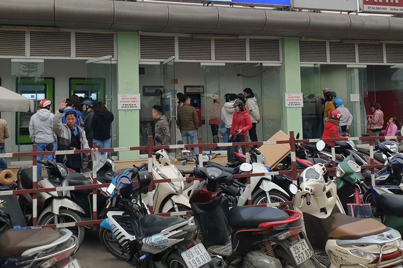 Bảo vệ tại điểm rút tiền KCN Bắc Thăng Long ra hiệu cấm phóng viên ghi hình, tác nghiệp. Ảnh: Tùng Giang.