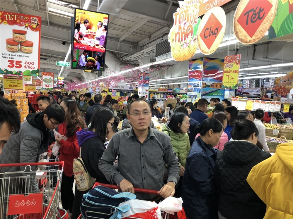Người Hà Nội ùn ùn vào siêu thị sắm Tết. Ảnh: Cường Ngô