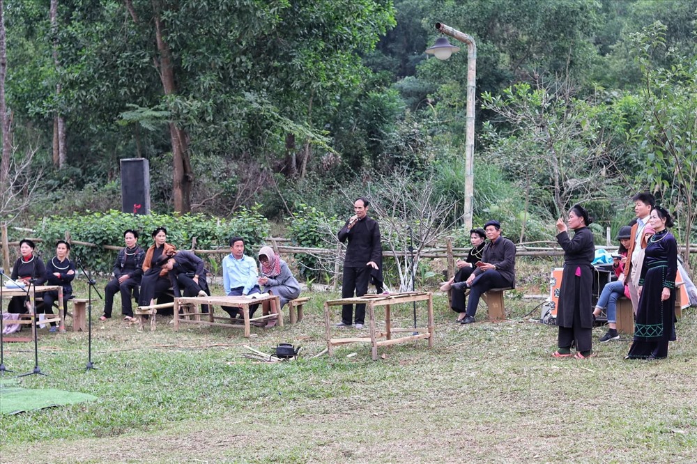 Đồng bào dân Tày dập dìu trong làn điệu hát Then mỗi dịp Tết đến xuân về.