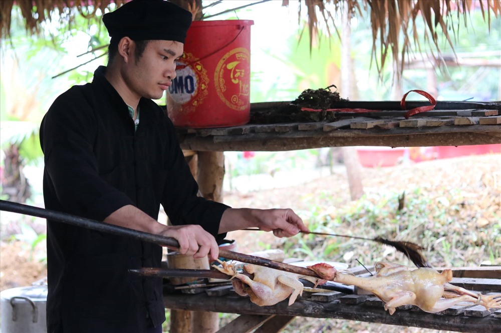 Món gà nướng của người Tày.