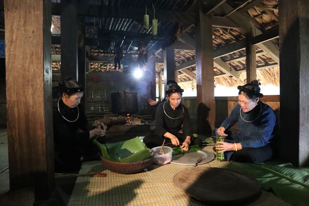 Đồng bào dân tộc Tày tất bật gói bánh chưng, chuẩn bị mâm cỗ đón Tết.