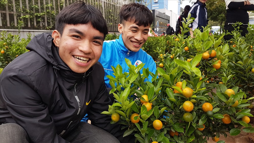Các thành viên trong nhóm trồng quất vào chậu giao cho khách hàng. Ảnh: Kh.V