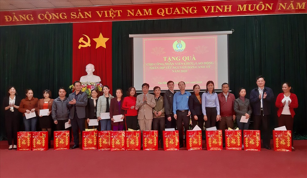 Các đồng chí lãnh đạo trao quà tới đoàn viên, công nhân viên chức lao động có hoàn cảnh khó khăn của huyện Pác Nặm.