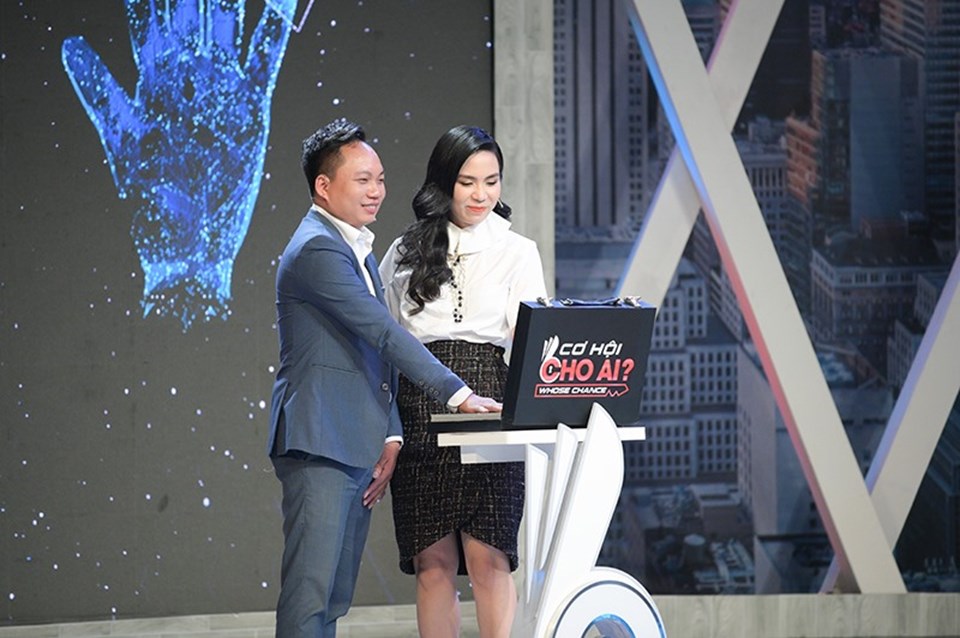 Ứng viên Quốc Đại chốt lương với sếp Lưu Nga - Ảnh: CTCC Ứng viên Quốc Đại chốt lương với sếp Lưu Nga - Ảnh: CTCC