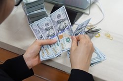 Tỷ giá ngoại tệ 19.1: Giá USD bật tăng, giá vàng nhúc nhích - nên mua vào?