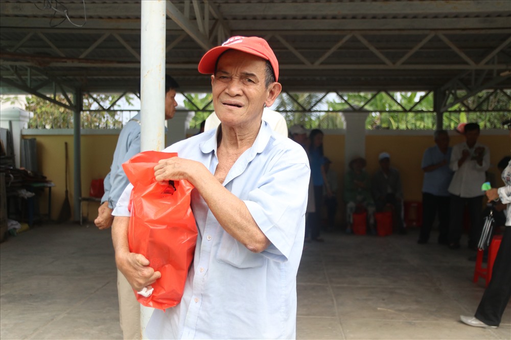 Không chỉ là những lon nươc, hộp bánh niềm vui của những bệnh nhân phong còn là sự quan tâm, không khí ngày xuân. Ảnh: P.Linh