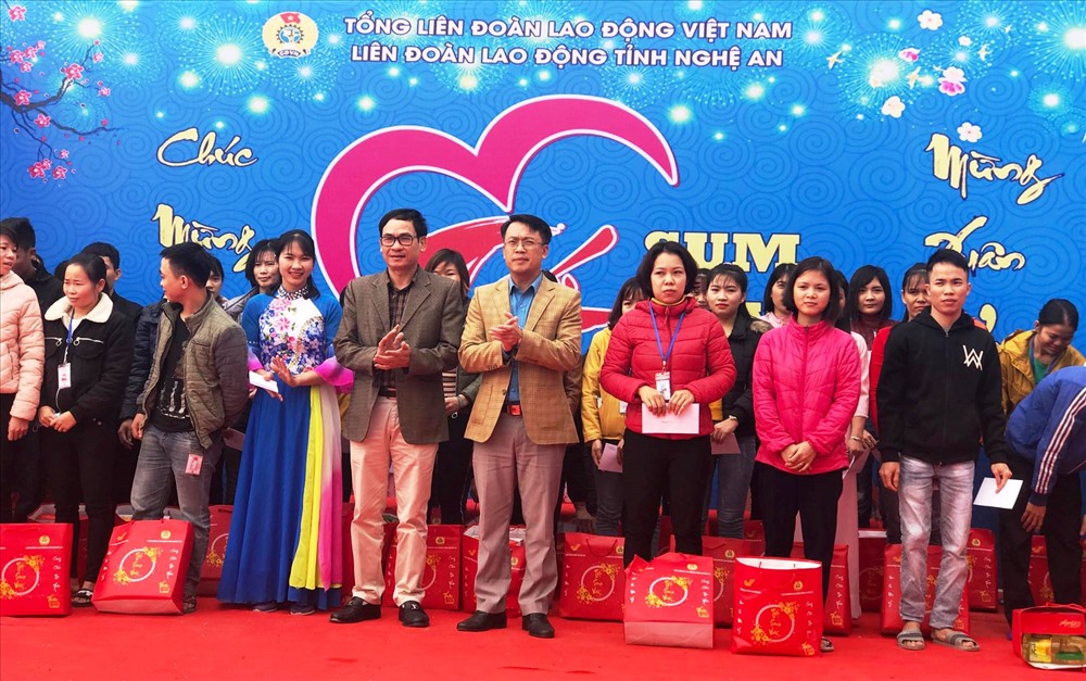 200 suất quà Tết đến với công nhân thị xã Hoàng Mai trong Tết sum vầy 2020. Ảnh: Phúc Đông