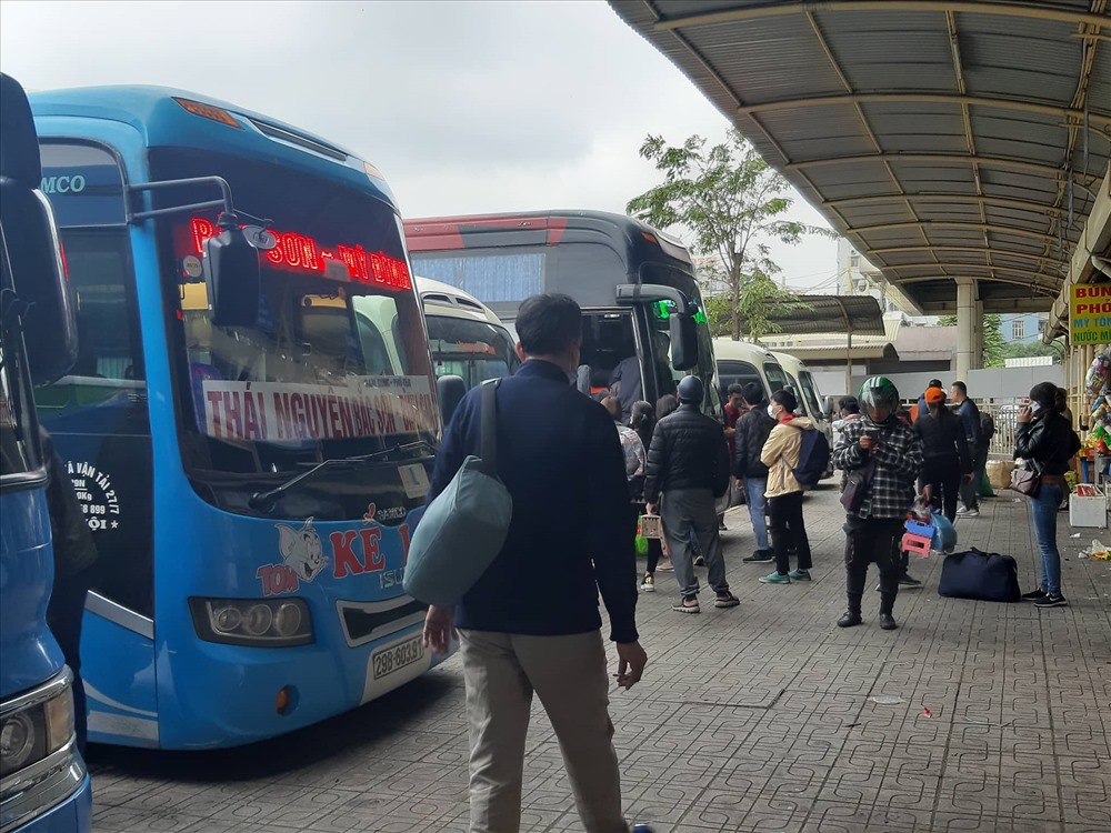 Bến trong khu vực đón khách thỉnh thoảng mới xuất hiện lác đác vài khách.