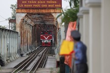Buổi sáng trên cây cầu sắt già nhất Việt Nam