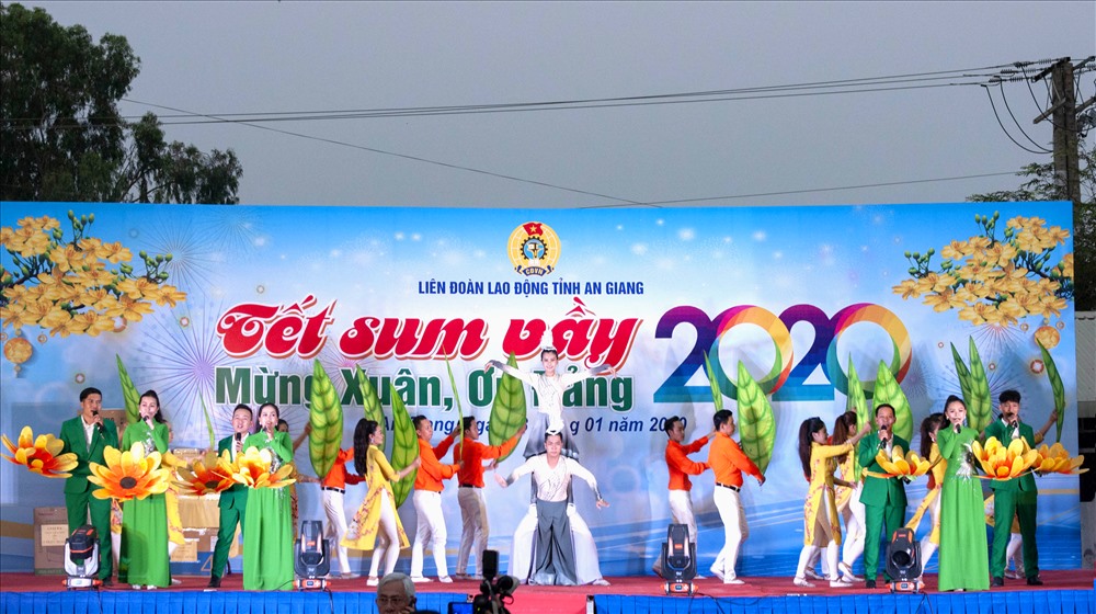 Chương trình văn nghệ. Ảnh: LT