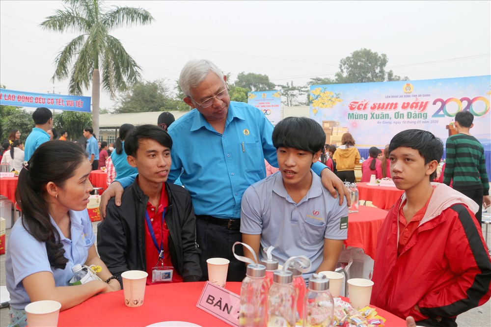 Chủ tịch LĐLĐ An Giang Nguyễn Thiện Phú ân cần thăm hỏi đoàn viên, CNLĐ. Ảnh: LT