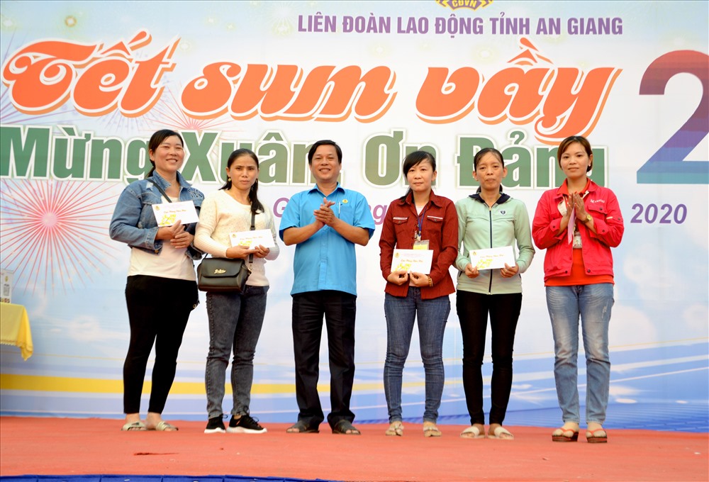 Phó Chủ tịch LĐLĐ An Giang Nguyễn Thanh Hải trao học bổng Tấm lòng vàng cho con CNLĐ vượt khó học giỏi. Ảnh: LT