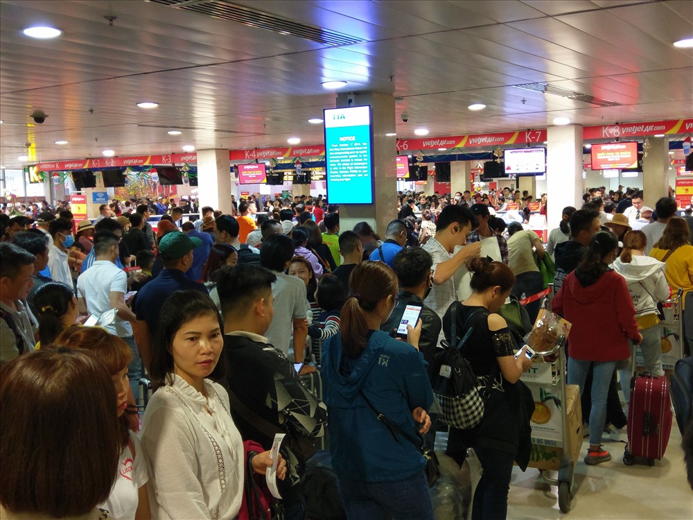 Tại các quầy check in của Vietnam Airlines, Vietjet và Jetstar hành khách xếp thành nhiều hàng dài chờ làm thủ tục.
