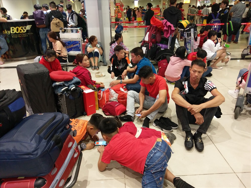 Anh Lê Văn Quyết cho biết anh cùng vợ và con trai bị trễ đúng một phút nhưng phải vật vạ suốt từ trưa đến chiều mà không biết khi nào sẽ có chỗ về Hà Nội. Anh Quyết cho hay có nhận được tin nhắn của đại lý khuyến cáo phải đến sân bay trước giờ khởi hành ba tiếng nhưng do gặp kẹt xe nên anh đến chậm một phút so với giờ khóa sổ làm thủ tục và bị từ chối làm thủ tục lên máy bay. Các chuyến bay đi Hà Nội sau đó đều đã kín chỗ nên gia đình anh Nam được dặn cứ ngồi chờ, và hy vọng mong manh vào khả năng sẽ có ghế trống do hành khách nào đó trả vé.