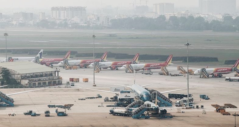 Sân bay Tân Sơn Nhất vào cao điểm phục vụ Tết Canh Tý 2020 phục vụ gần 4 triệu lượt hành khách đi/đến. Dự báo, dịp này trung bình mỗi ngày có khoảng hơn 900 lượt máy bay cất/hạ cánh phục vụ gần 130.000 hành khách. Ảnh: Tứ Quý