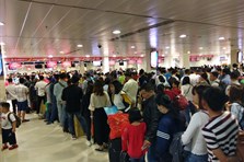 Dòng người xếp hàng dài dằng dặc ở sân bay Tân Sơn Nhất dịp Tết