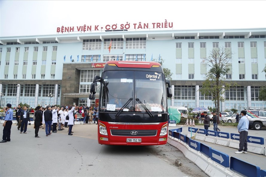 Chuyến xe yêu thương của Bệnh viện K đưa bệnh nhân về quê ăn Tết.