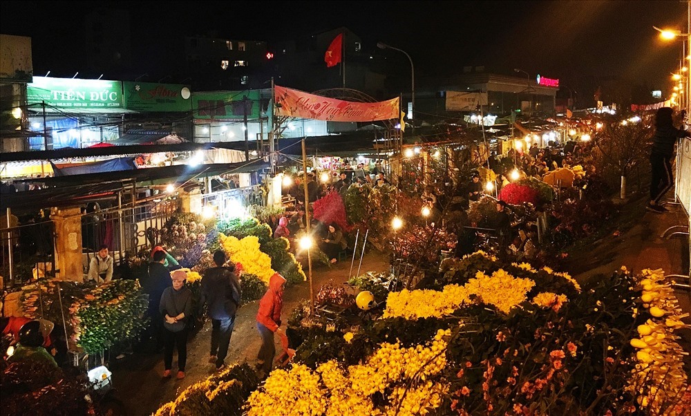 Chợ hoa Quảng Bá nhộn nhịp lúc rạng sáng.