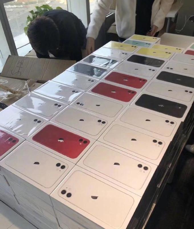 iPhone 11 được xếp tại văn phòng của công ty để thưởng tết cho nhân viên. Ảnh: CGTN.