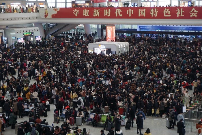 Những nhà ga chật kín hành khách đang chờ xe buýt, tàu hỏa, máy bay và phà. Ảnh: Getty.