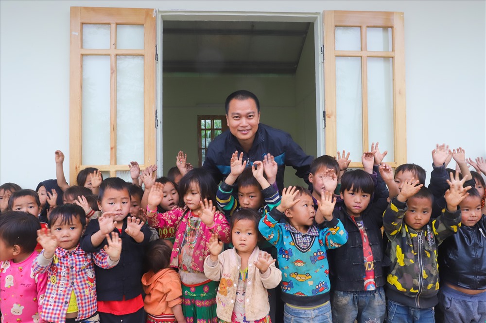 KTS Phạm Đình Quý và các em học sinh tại một ngôi trường mới. Ảnh: Phạm Đình Quý