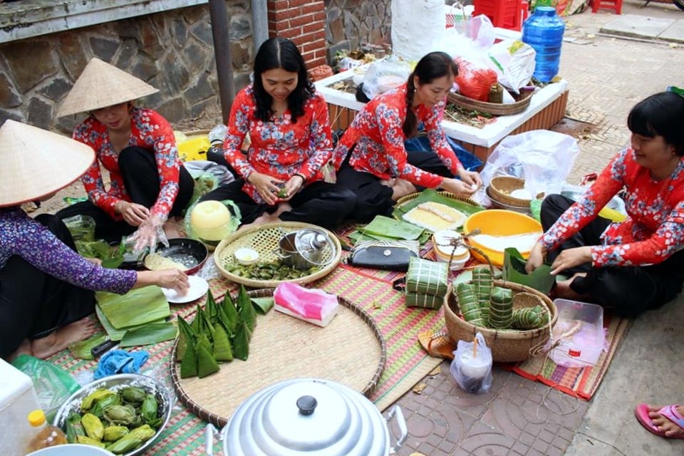 Cảnh gói bánh ngày Tết cũng được tái hiện tại Hội xuân (ảnh Nhật Hồ)