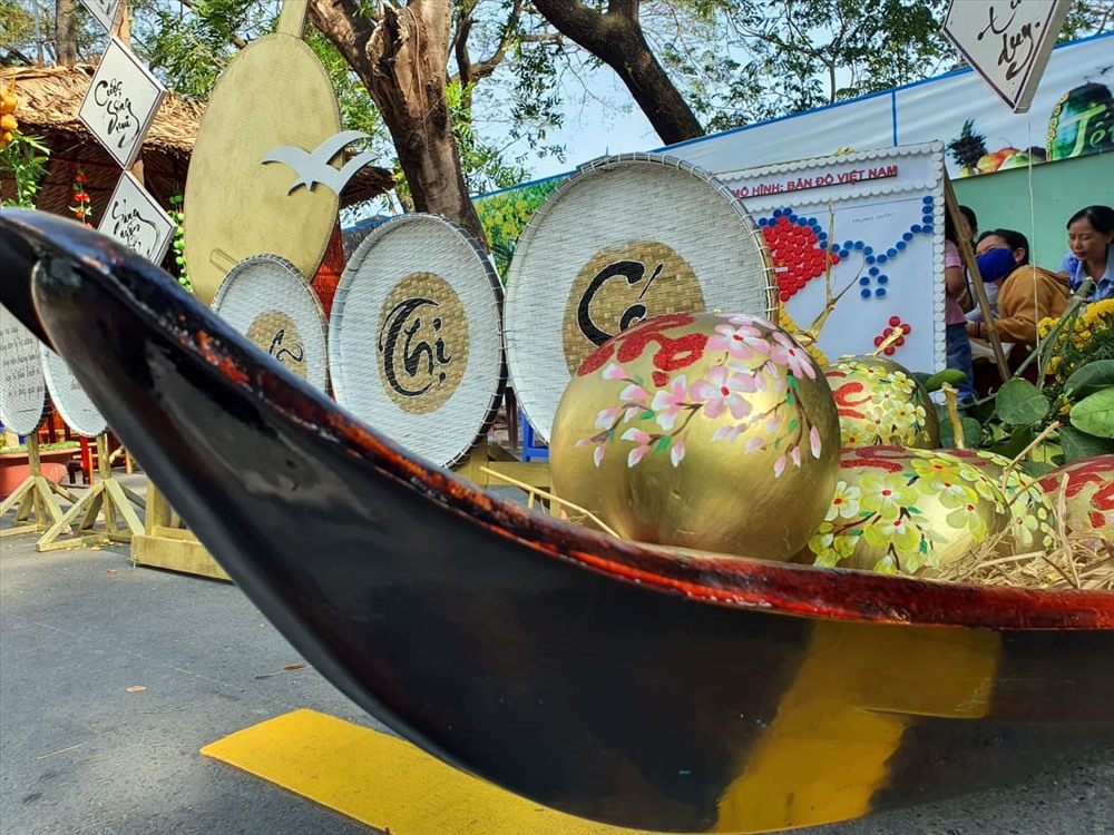Tái hiện cảnh khách thương hồ mua bán dưới sông miền quê tại Hội xuân (ảnh Nhật Hồ)
