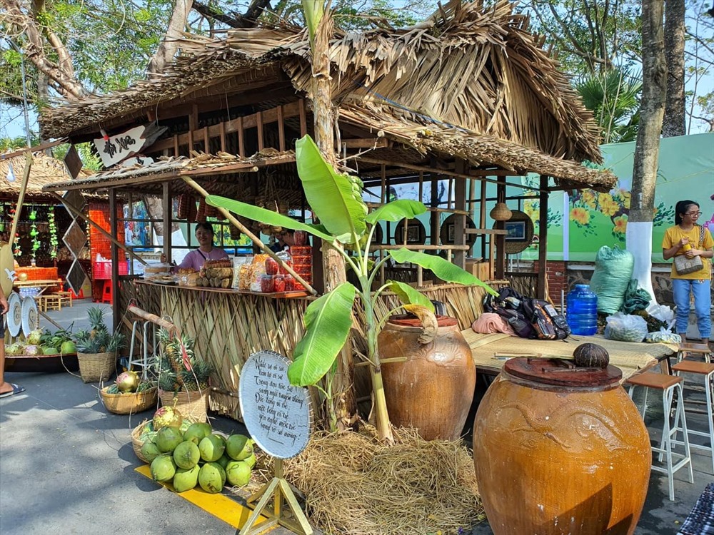 Một gian hàng mang đậm nét thôn quê những ngày giáp Tết (ảnh Nhật Hồ)