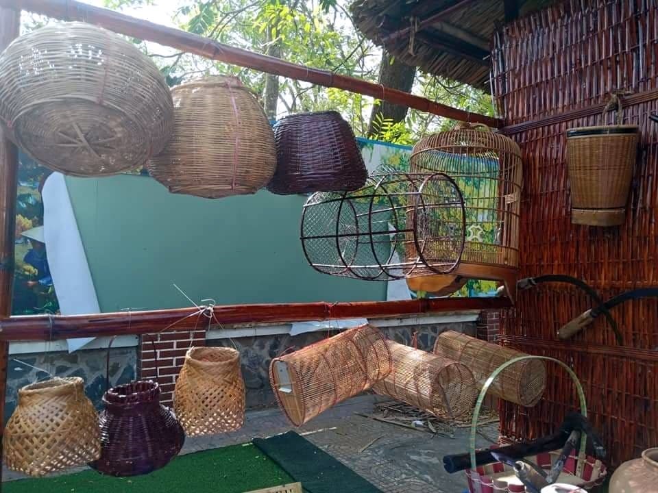 Và xen vào đó là những dụng cụ bắt tôm, cá miệt quê cũng được tái hiện lại (ảnh Nhật Hồ)