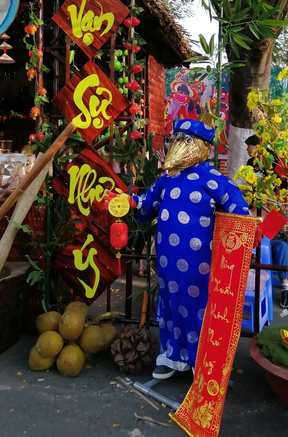 Một “anh chuột” chuc mừng năm mới rất lạ (ảnh Nhật Hồ)