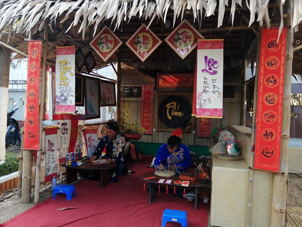 GIan hàng của “Ông đồ” cho chữ ngày Tết cũng được tái hiện (ảnh Nhật Hồ)