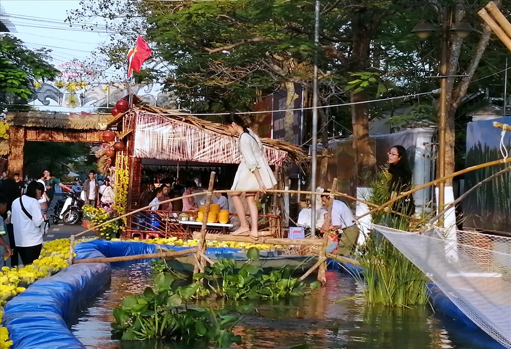 Cầu tre, bụi chuối, lũy tre từ lãng quê được tái hiện giữa phố (ảnh Nhật Hồ)