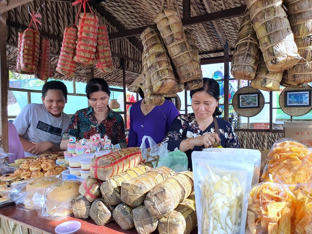 Bánh tét, một loại bánh không thể thiếu của người dân miệt miền Tây sông nước (ảnh Nhật Hồ)