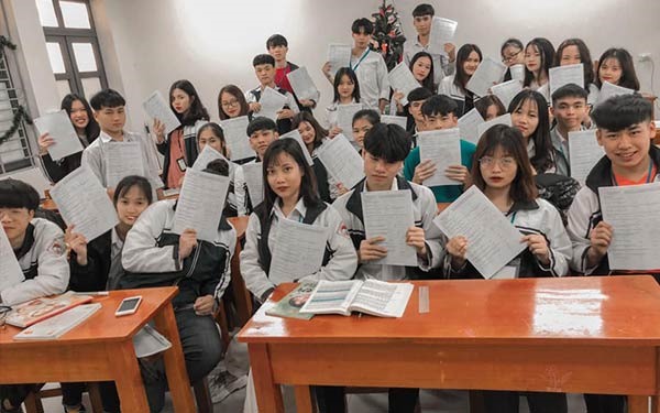 Gương mặt của học sinh khi gi&aacute;o vi&ecirc;n giao nhiều b&agrave;i tập Tết. Ảnh: FB Trường Người ta.