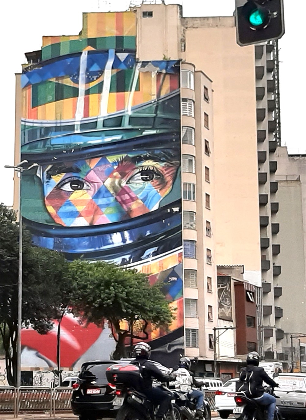 Các họa phẩm đường phố ở Brazil có thể khiến bạn sững sờ ngạc nhiên ở mọi góc nhìn. Ảnh: Lãng Quân