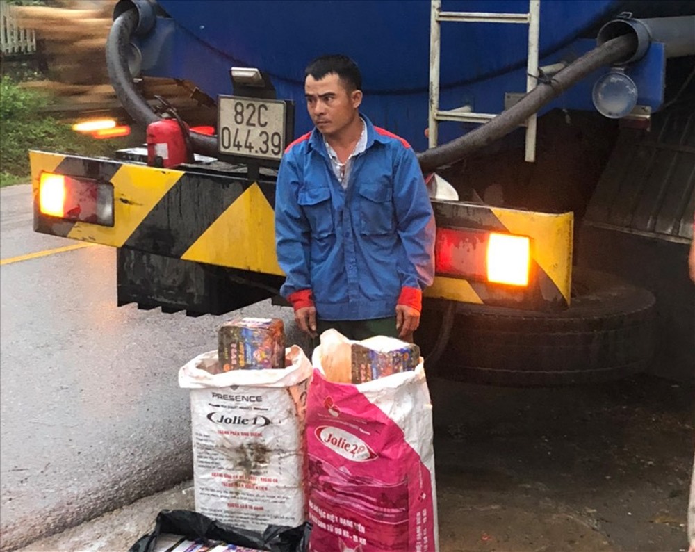 Bắt quả tang xe bồn chở xăng kiêm chở pháo lậu ở Quảng Nam. Ảnh: CTV