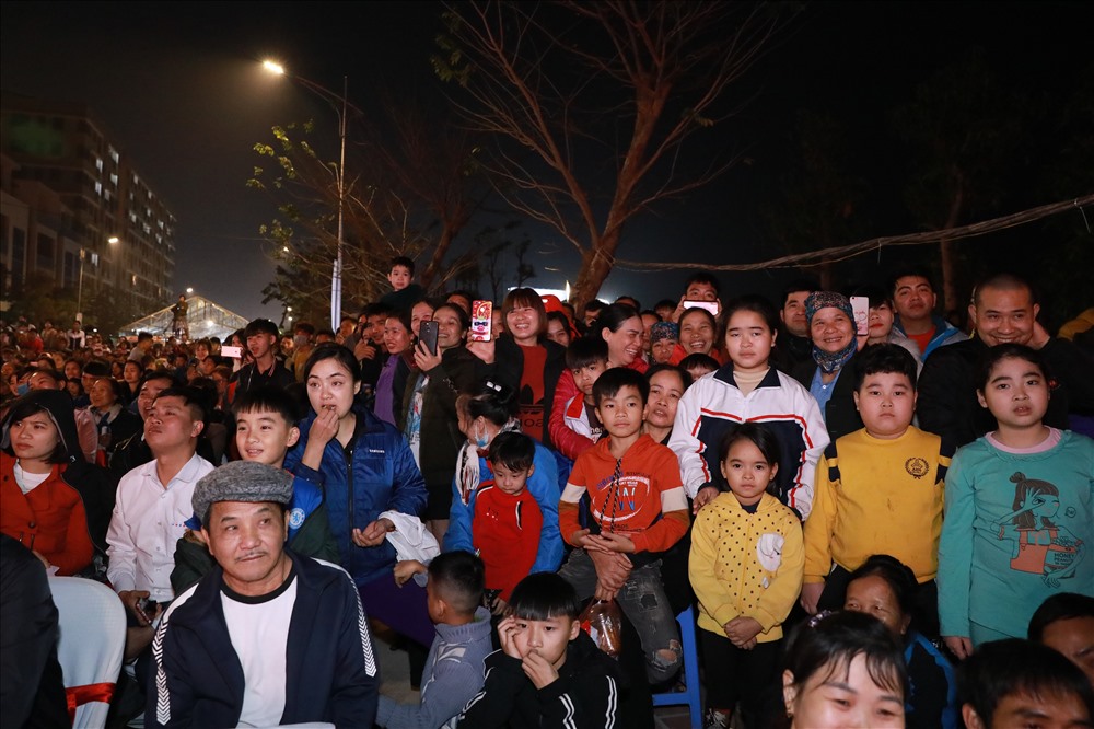 Đông đảo đoàn viên, công nhân lao động đã có một buổi tối “Tết Sum vầy” đáng nhớ với những nụ cười xua tan đi những mệt nhọc thường ngày. Ảnh: Hải Nguyễn
