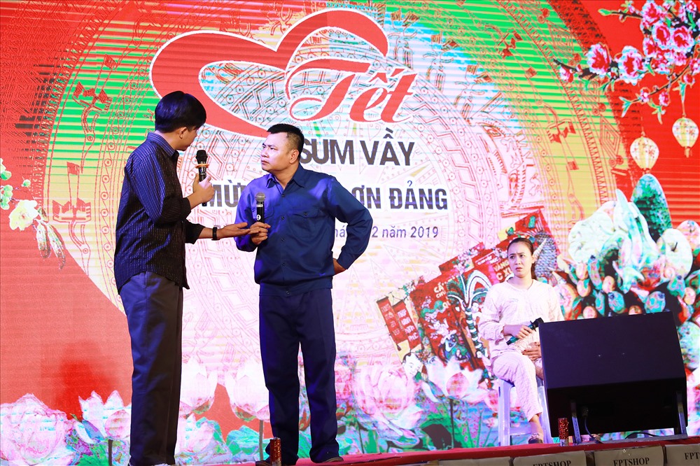 Tiểu phẩm do các nghệ sĩ Tự Long, Xuân Bắc biểu diễn mang lại những tiếng cười sảng khoái cho đoàn viên, người lao động, đồng thời giúp họ hiểu hơn những nguy cơ của tín dụng đen để phòng tránh. Ảnh: Hải Nguyễn