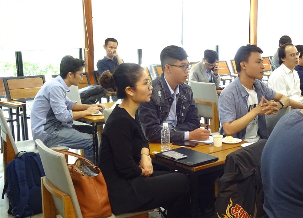 Một nhóm bạn trẻ đang được tư vấn khởi nghiệp. Ảnh: QUỲNH NHƯ