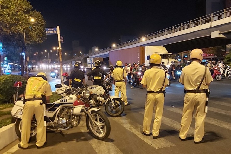 Nghe mức phạt cao, người vi phạm nồng độ cồn đã "nổi giận" vứt luôn cả xe