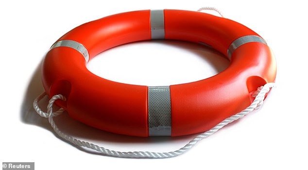 Chúng ta tiêu thụ 2,5kg nhựa trong suốt một thập kỷ, tương đương với một chiếc phao cứu sinh tiêu chuẩn. Ảnh: Reuters