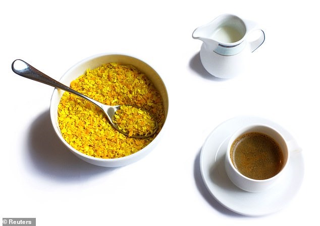 Chúng ta tiêu thụ 125 gram nhựa - tương đương với một bát ngũ cốc đầy. Ảnh: Reuters